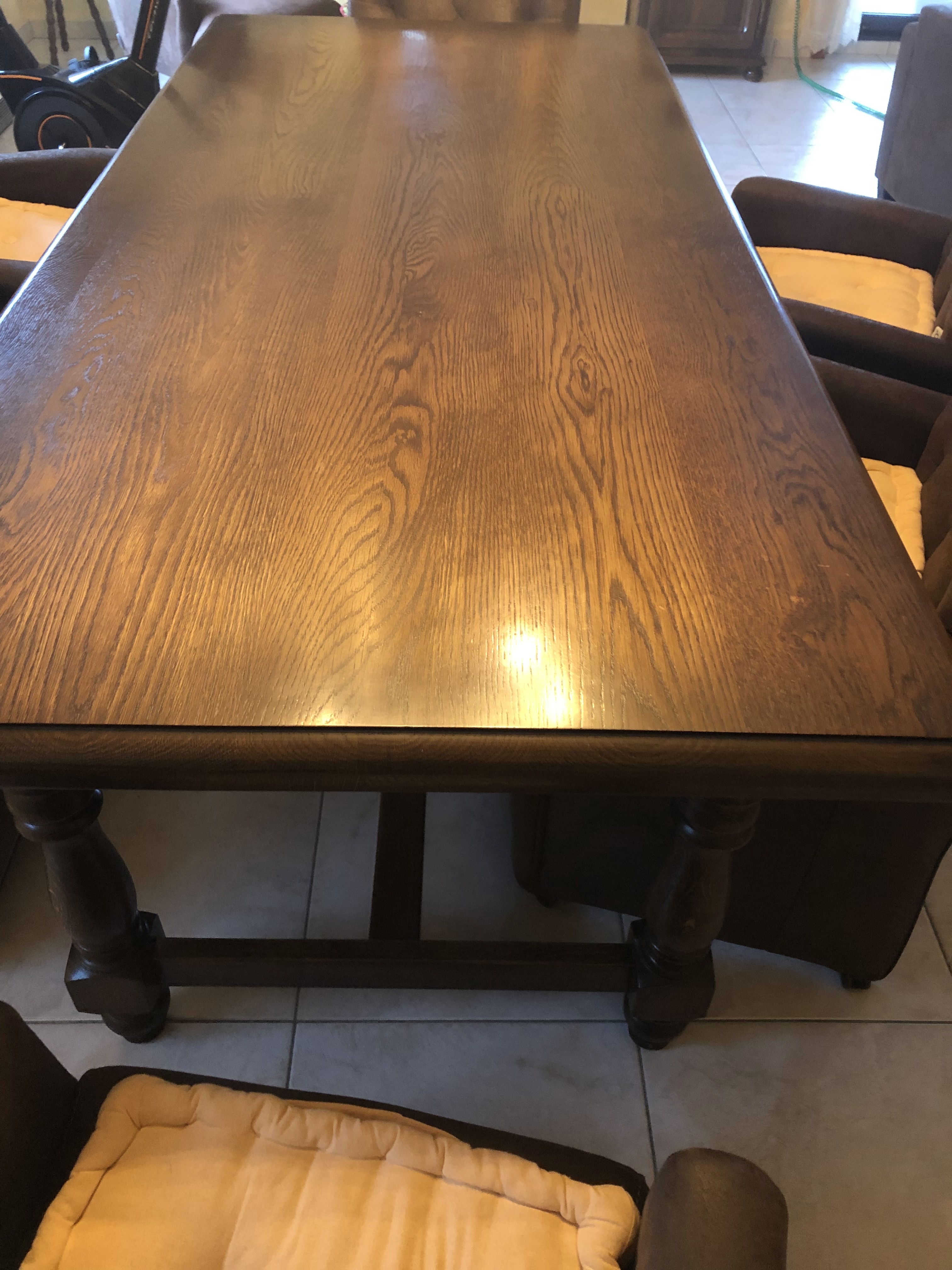 table salle à manger chêne massif brun foncé  