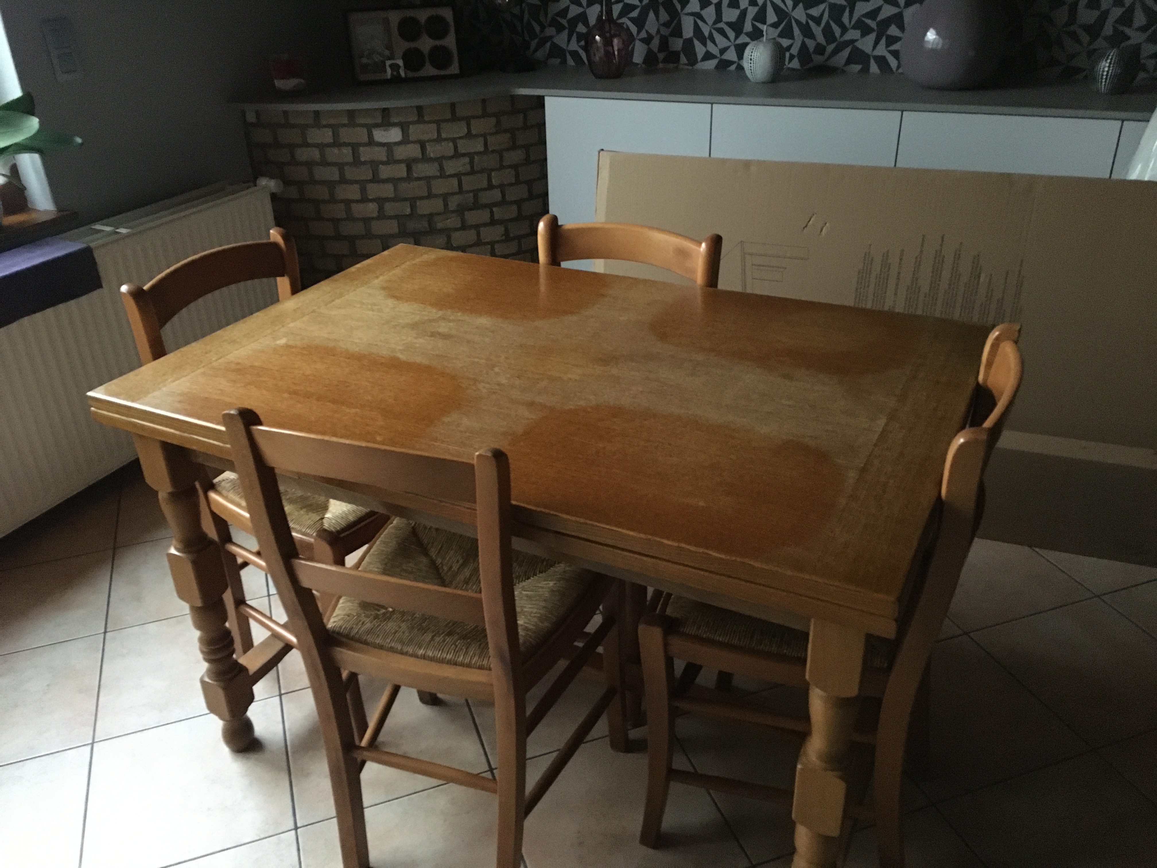 A vendre table avec les quatres chaises 50euros 