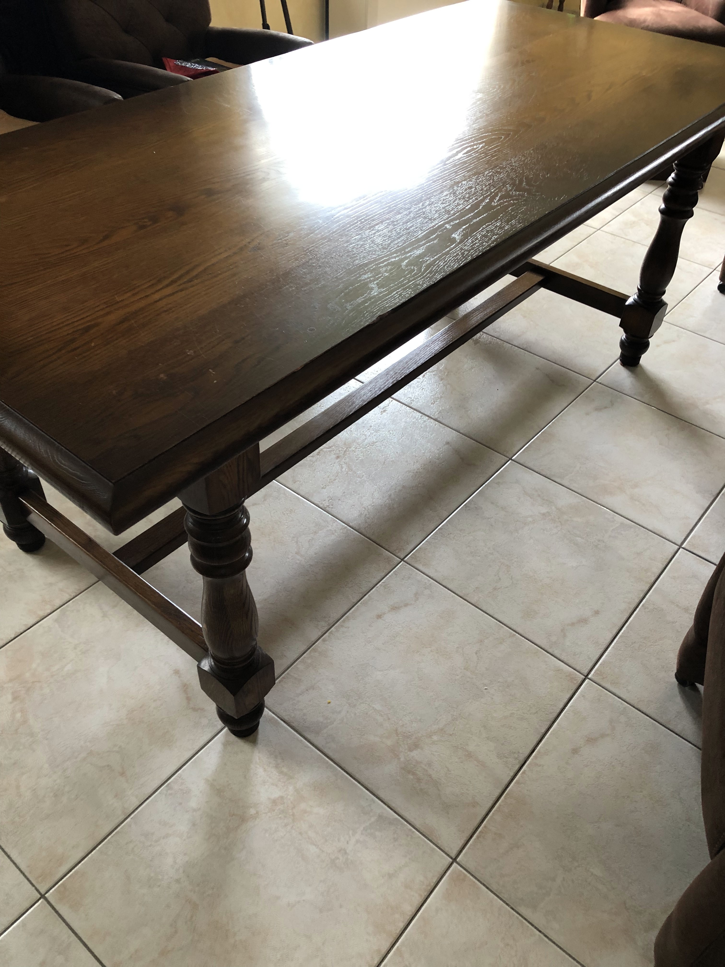 table de salle à manger en chêne massif brun foncé