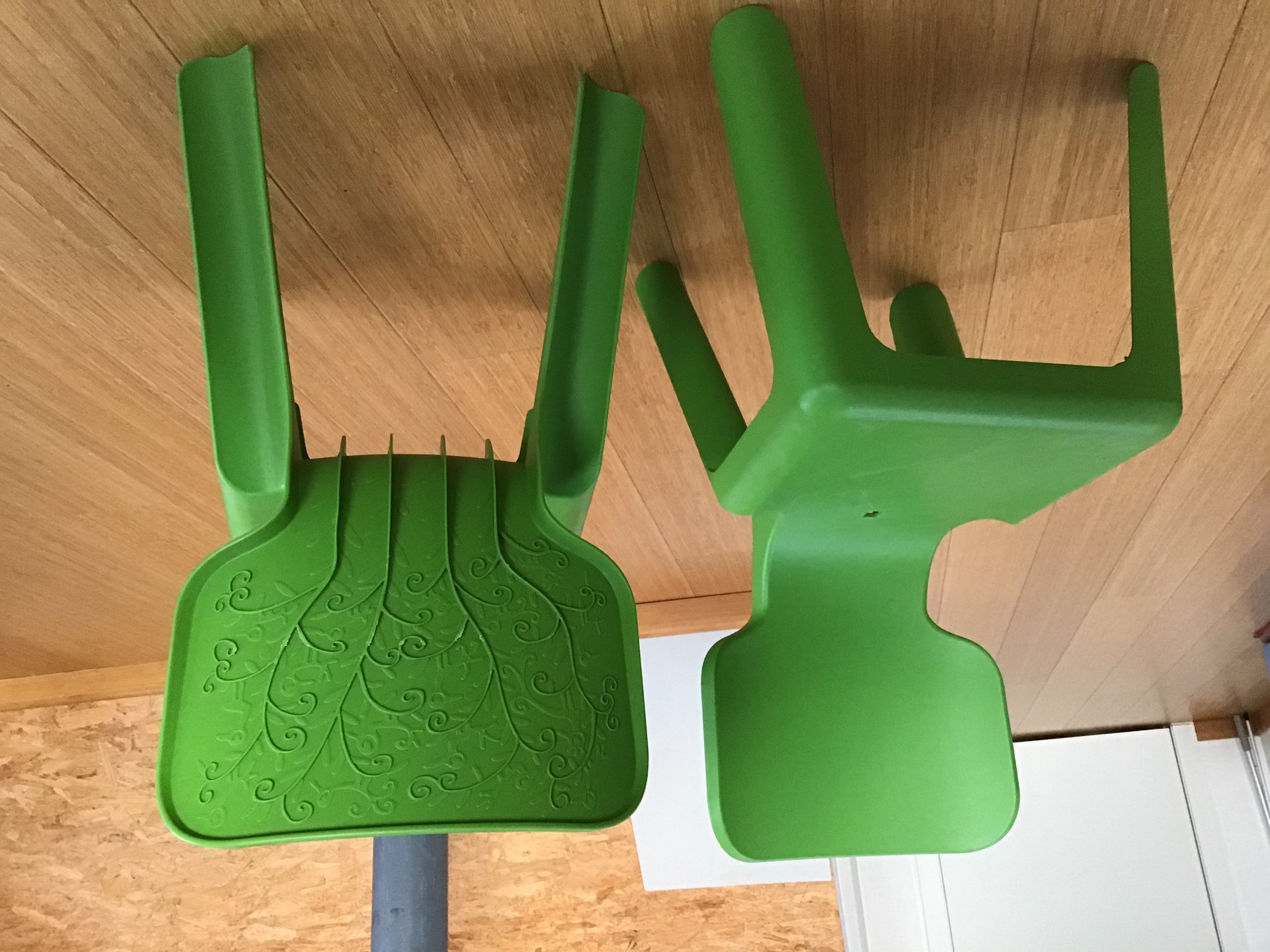 Lot de 2 chaises enfant de marque Magis en très bon état 