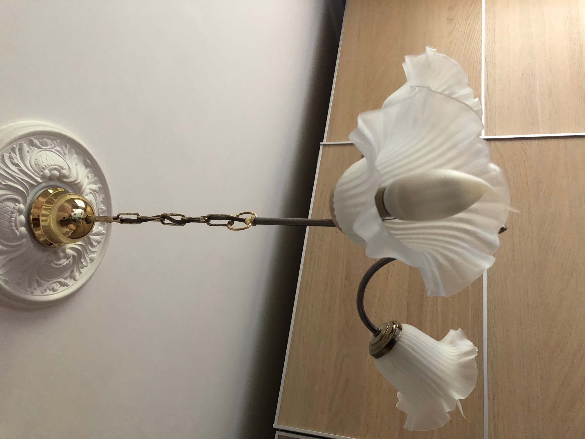 lustre 3 branches avec globes en opaline