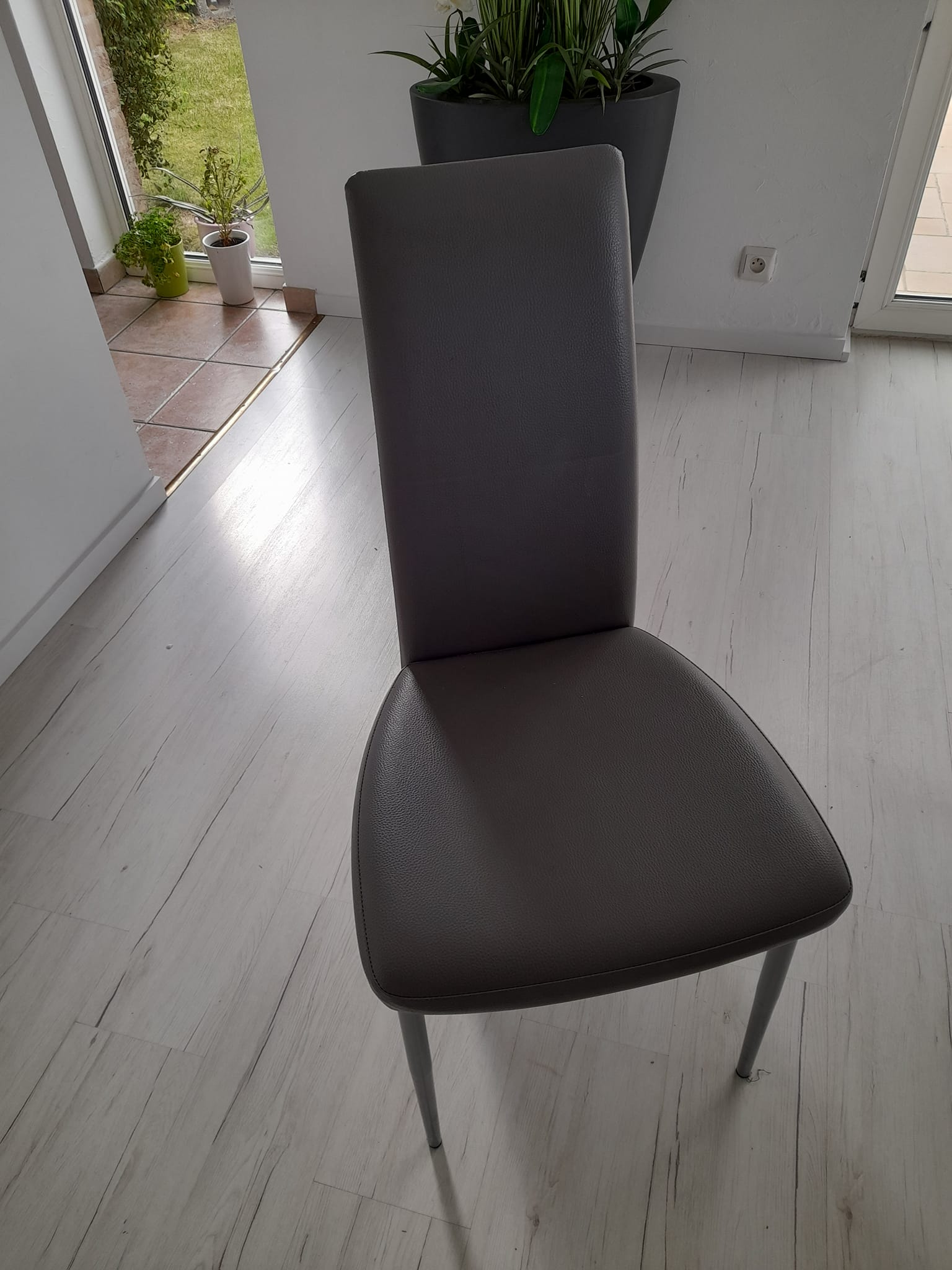 1 table et 4 chaises pied en metal gris et dessus bois