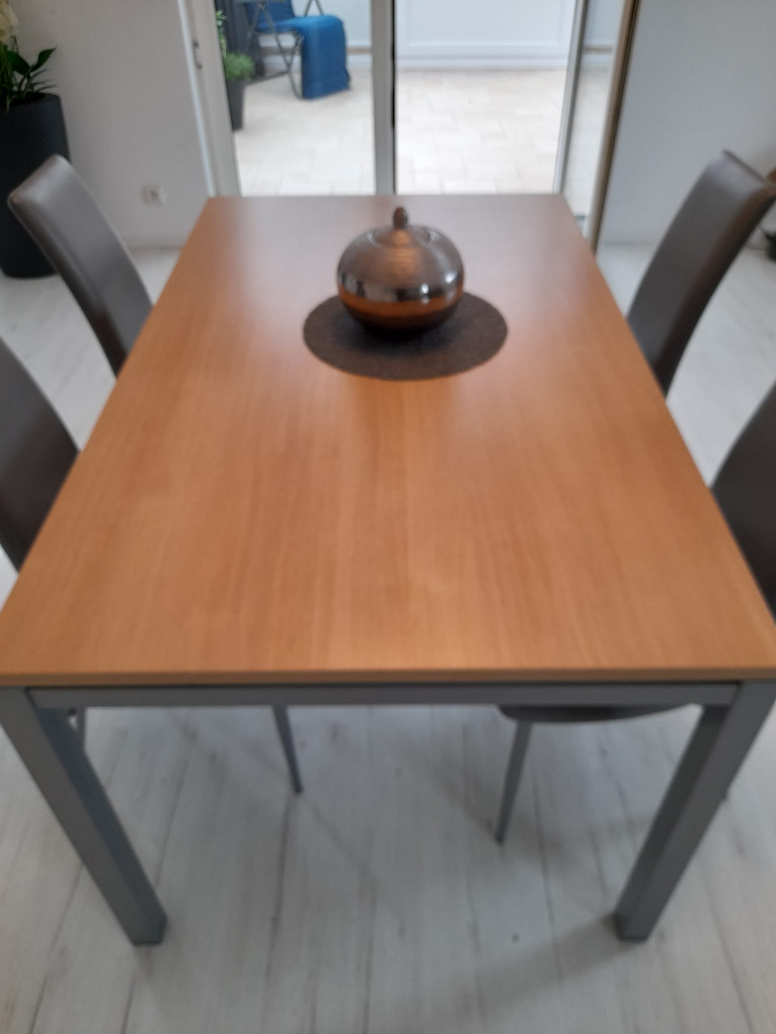 1 table et 4 chaises pied en metal gris et dessus bois