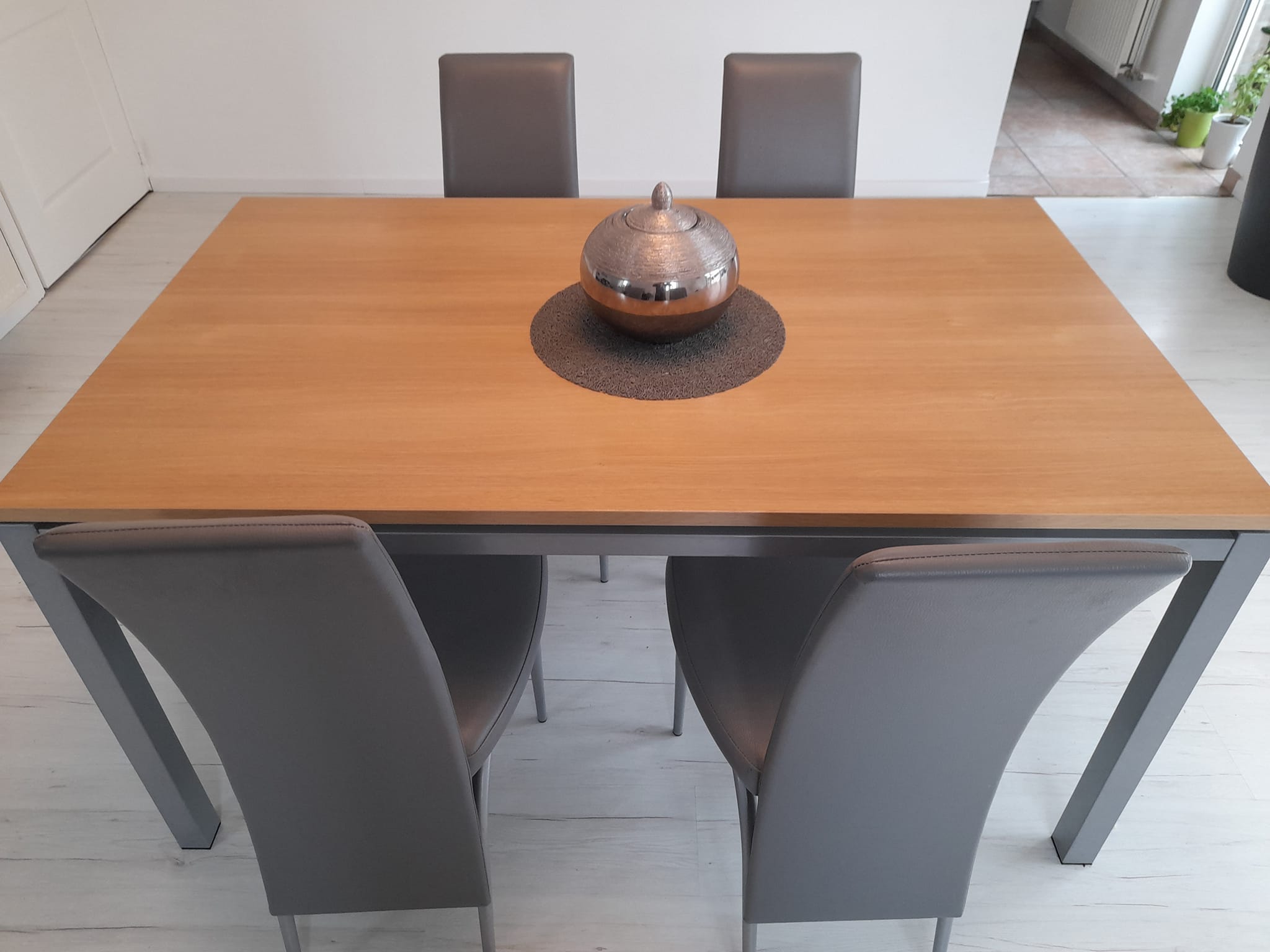 1 table et 4 chaises pied en metal gris et dessus bois