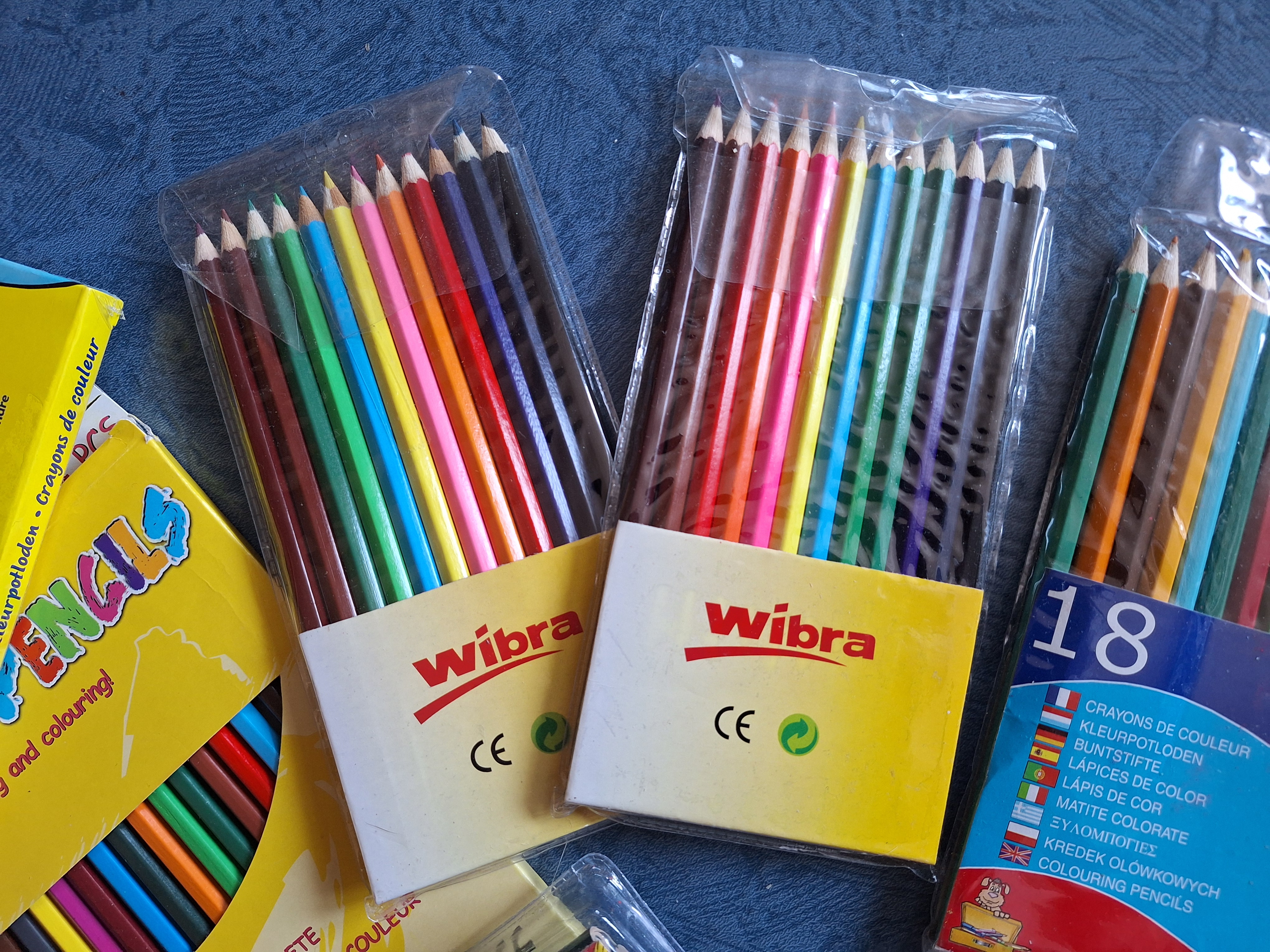 Fourniture scolaire- Lot de crayons de couleur et ordinaires 