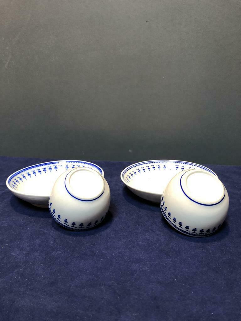 Paire de pochons en porcelaine de Tournai d?cor aux glands