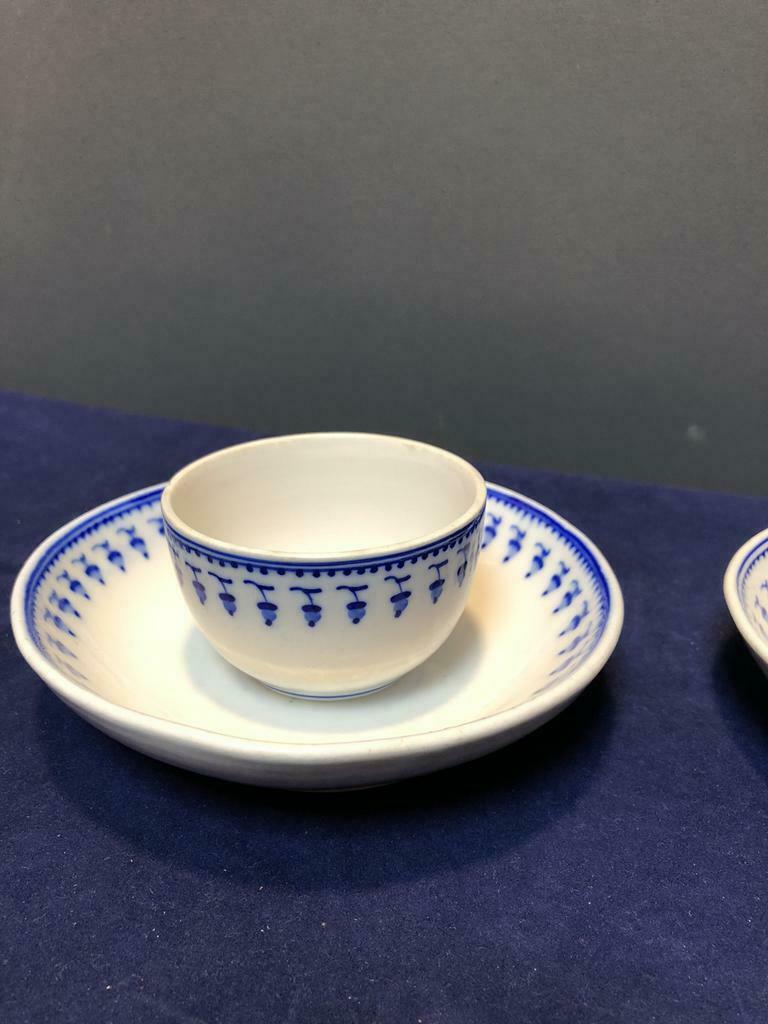 Paire de pochons en porcelaine de Tournai d?cor aux glands