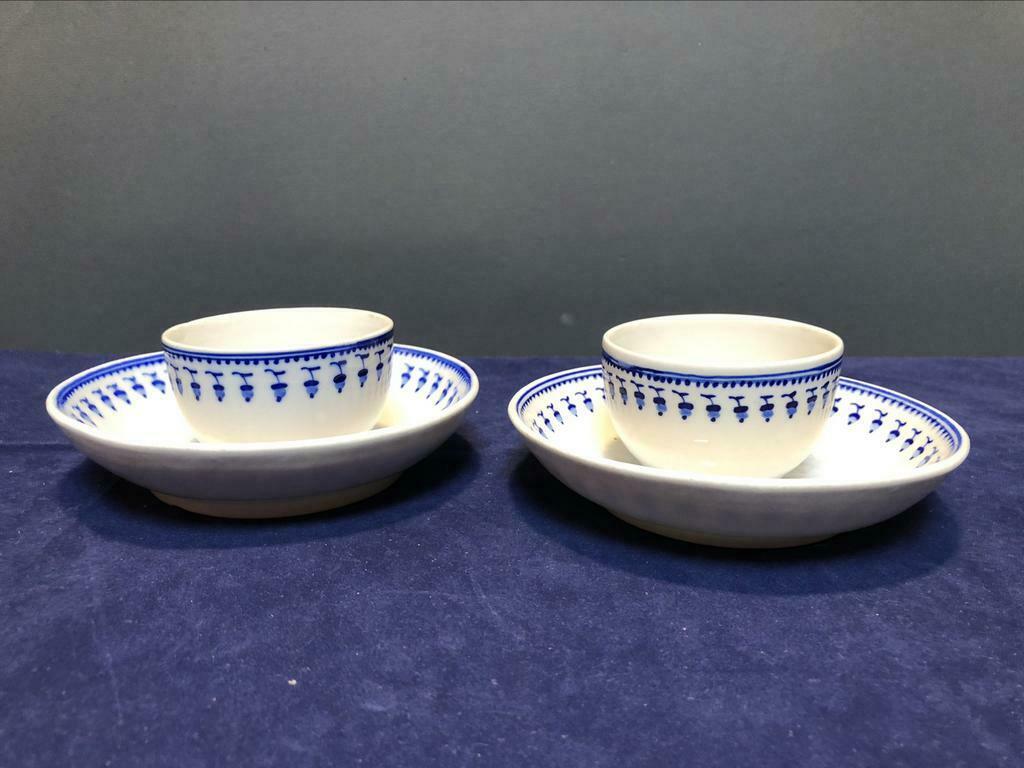 Paire de pochons en porcelaine de Tournai d?cor aux glands