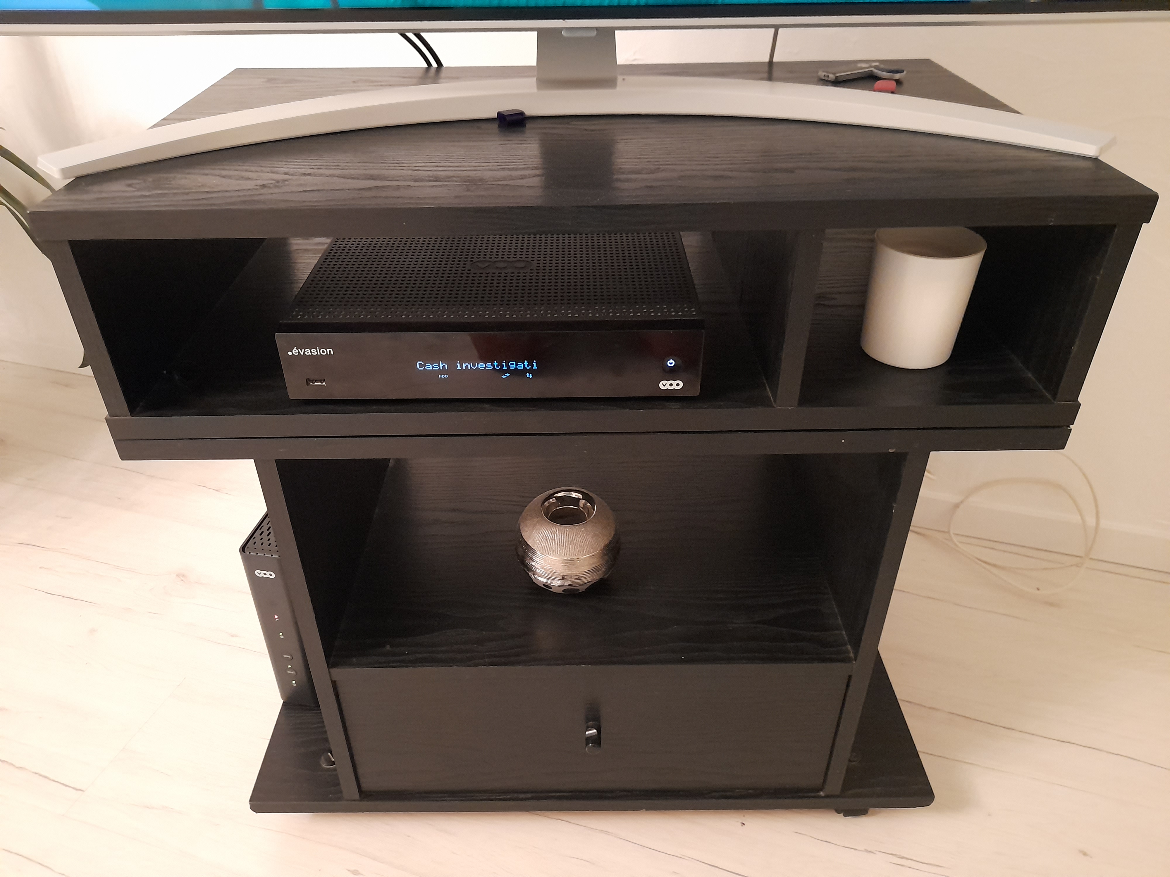 A vendre table tournante noir pour tv 